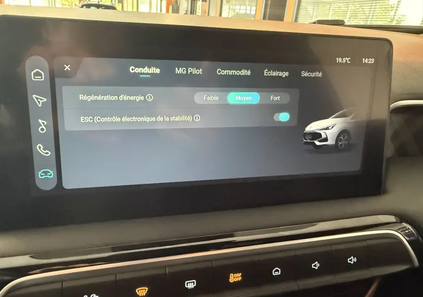 Écran tactile central du MG3 2025 affichant les réglages de conduite, avec interface moderne et icônes claires.