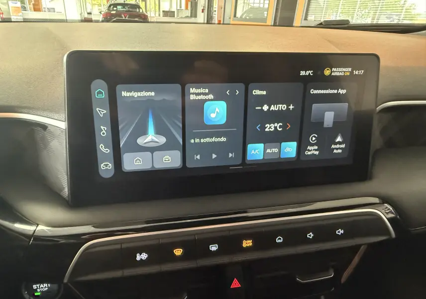 Écran tactile central de 10,25 pouces du MG3 2025 affichant navigation, musique Bluetooth et climatisation automatique.