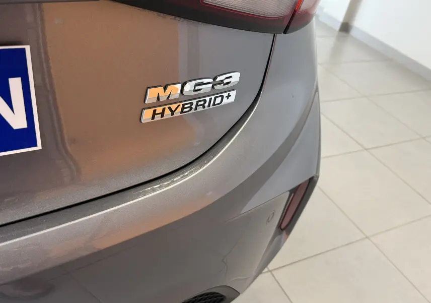 Gros plan sur l'arrière droit de la MG3 1.5 L Hybrid+ 2025 en gris hampstead avec logo Hybrid+ visible.