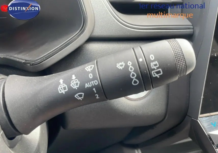 Gros plan sur la commande des essuie-glaces du Renault Captur 2025 gris cassiopée métal avec toit noir, intérieur noir.