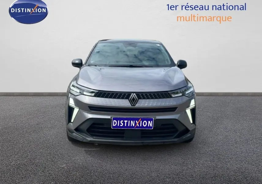 Vue frontale du Renault Captur 2025 gris Cassiopée métal avec toit noir, mettant en valeur ses feux LED distinctifs.