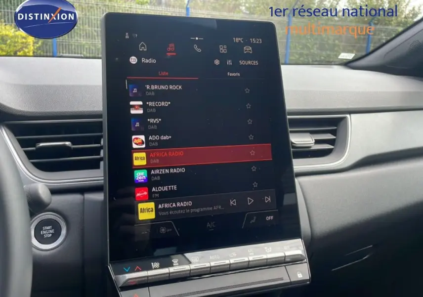 Vue intérieure du tableau de bord du Renault Captur 2025, écran tactile central affichant les radios DAB, ambiance moderne et épurée.