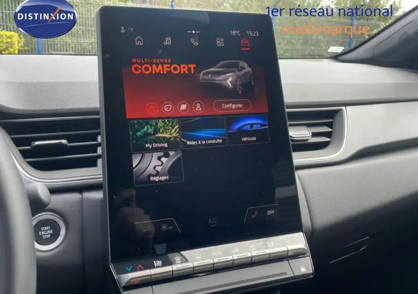 Vue intérieure du tableau de bord du Renault Captur 2025 avec écran tactile vertical et bouton Start Engine Stop.