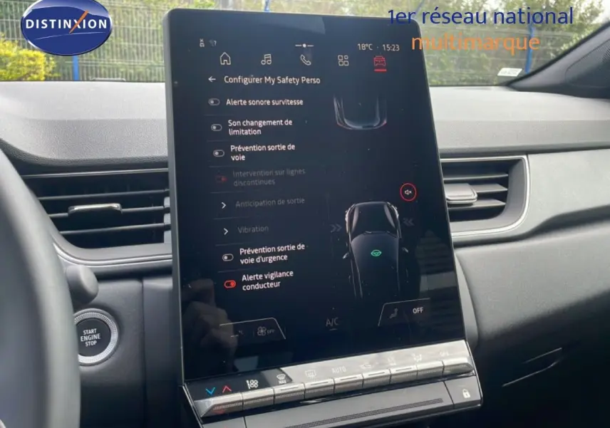 Vue intérieure centrée sur l’écran tactile vertical du tableau de bord du Renault Captur gris Cassiopée métal avec toit noir.