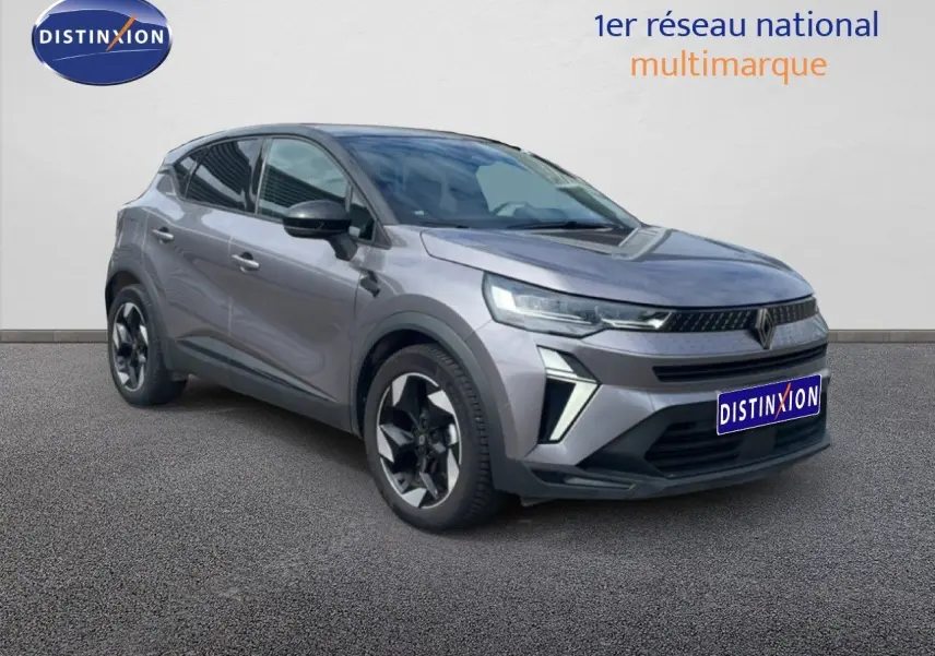 Renault Captur 2025 gris cassiopée métal avec toit noir, vue 3/4 avant mettant en valeur ses optiques LED et jantes biton.