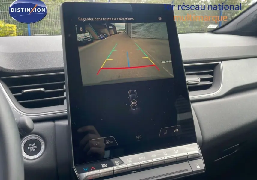 Vue intérieure du tableau de bord du Renault Captur 2025, écran tactile affichant la caméra de recul, volant partiel visible.