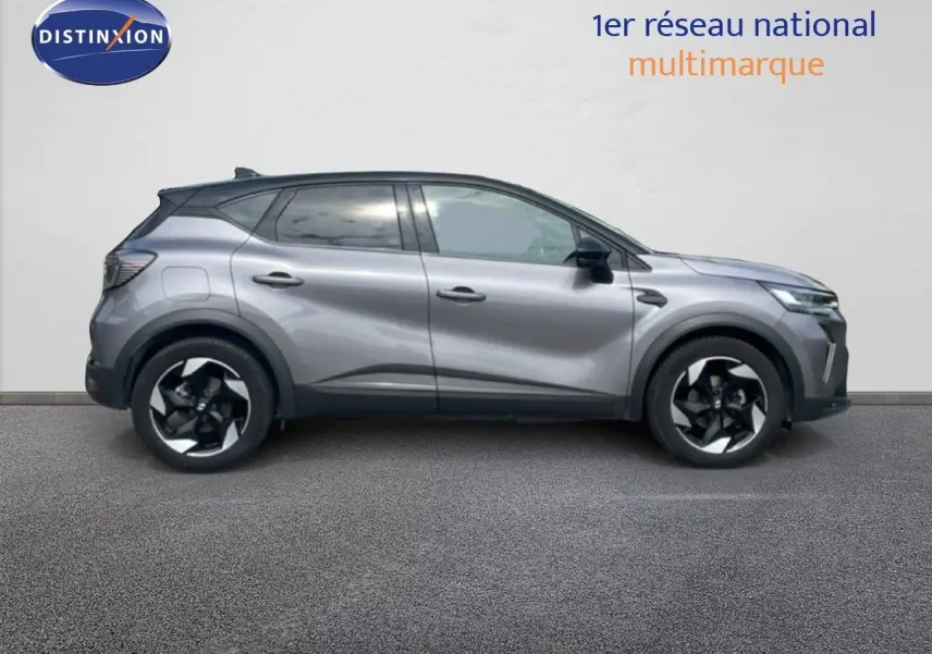 Profil droit du Renault Captur 2025 gris Cassiopée métal avec toit noir, roues alliage bicolores et lignes modernes.
