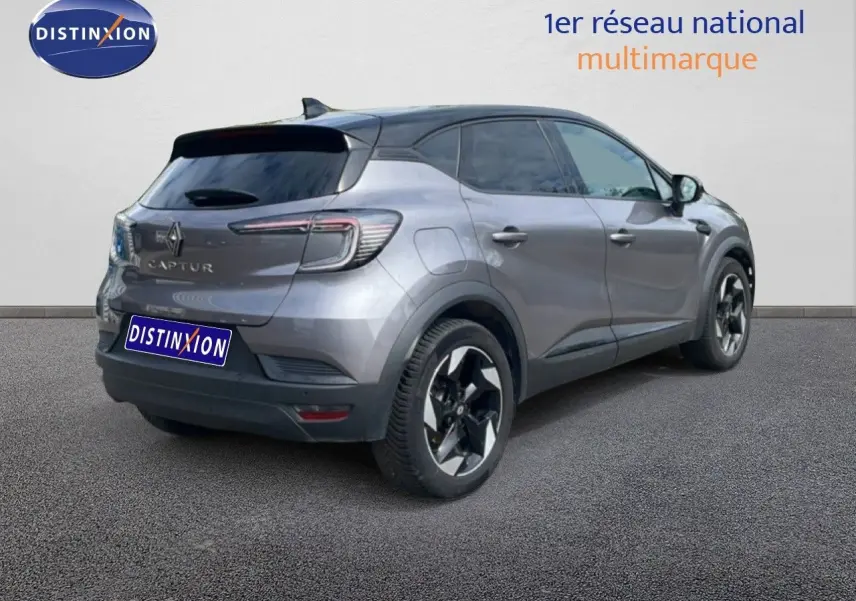 Renault Captur 2025 gris cassiopée métal avec toit noir, vue 3/4 arrière droit, jantes bi-ton et feux LED distinctifs.