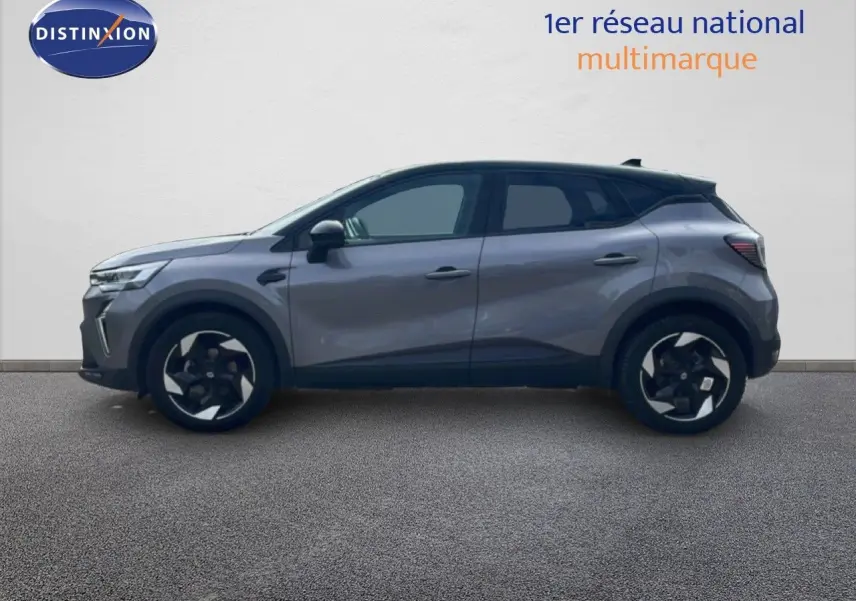 Profil gauche d’un Renault Captur 2025 gris Cassiopée métal avec toit noir, roues bi-ton et lignes modernes.