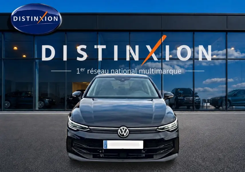 Volkswagen Golf 1.5 etsi evo2 116 life noir vue de face avec calandre et phares LED devant un bâtiment Distinxion.