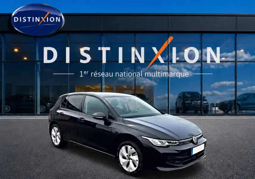 Volkswagen Golf 1.5 etsi evo2 116 life noir vue 3/4 avant avec jantes alu 17 pouces devant showroom Distinxion.