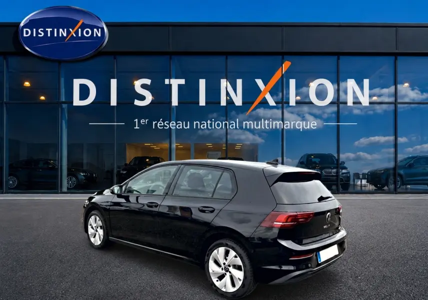 Volkswagen Golf 1.5 etsi evo2 noir vue 3/4 arrière droit, jantes alu 17 pouces, feux arrière LED visibles.