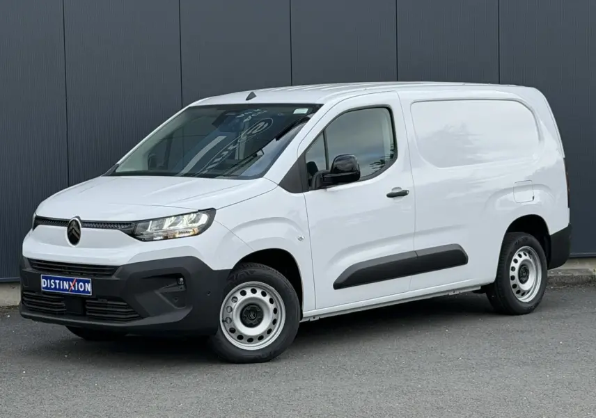 Citroën Berlingo Van XL blanc Icy en 3/4 avant droit, avec jantes tôles et protections noires sur les portes.
