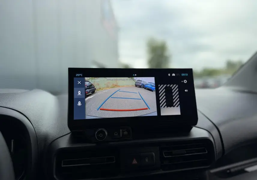 Écran tactile intérieur du Citroën Berlingo blanc, affichant la caméra de recul HD avec guidage de stationnement.