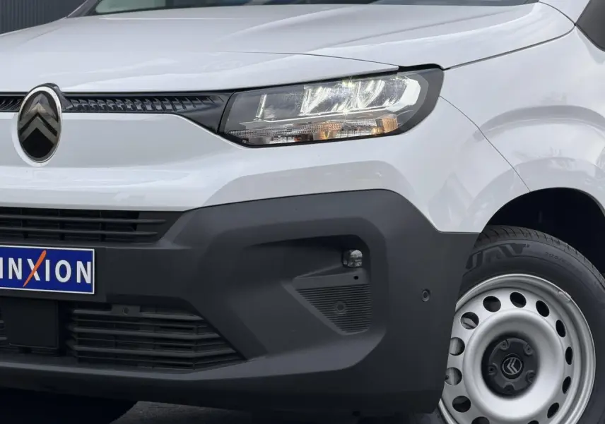 Vue 3/4 avant droit du Citroën Berlingo Van XL blanc Icy avec pare-chocs noir mat et jante tôle grise.