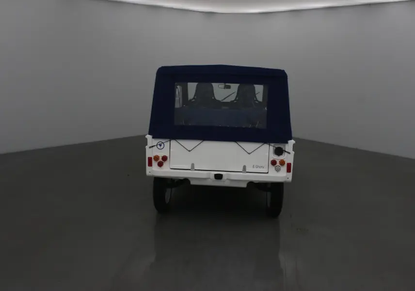 Vue arrière du MLT E-STORY ICONE blanc avec toit et fermeture Sunbrella bleu, sièges visibles à travers la vitre.