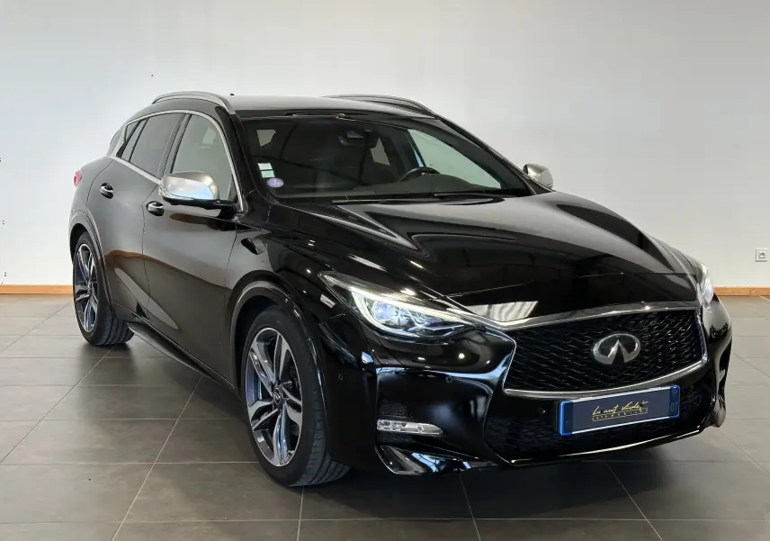Vue 3/4 avant droite d'une Infiniti Q30 noire 2016 avec calandre distinctive et jantes alliage sport.