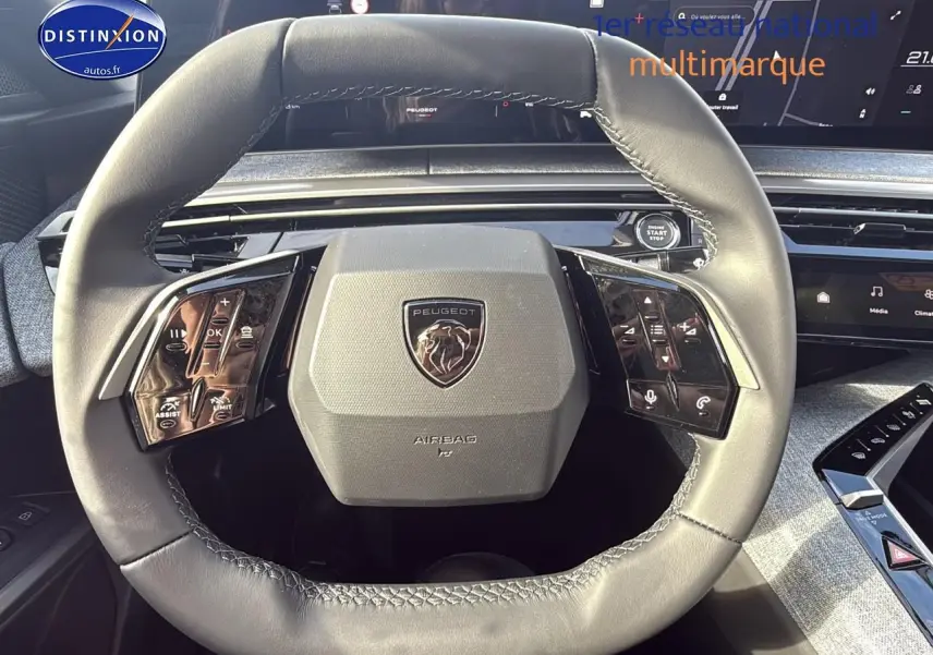 Vue rapprochée du volant cuir multifonction Peugeot 3008 gris titane avec tableau de bord numérique et bouton start/stop.