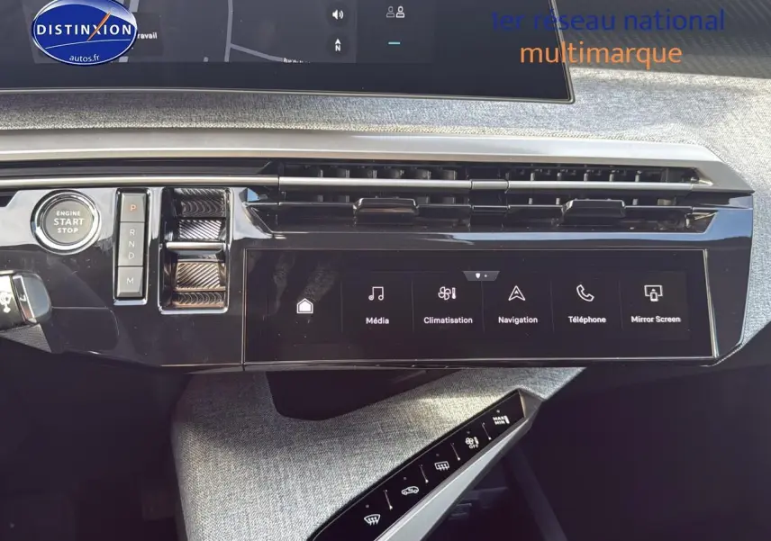 Tableau de bord moderne de Peugeot 3008 gris titane, vue centrée sur l'écran tactile et commandes digitales.