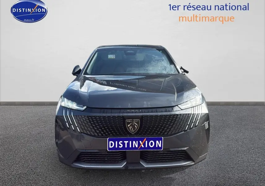 Vue frontale d'un Peugeot 3008 gris titane avec calandre noire et phares LED allumés.