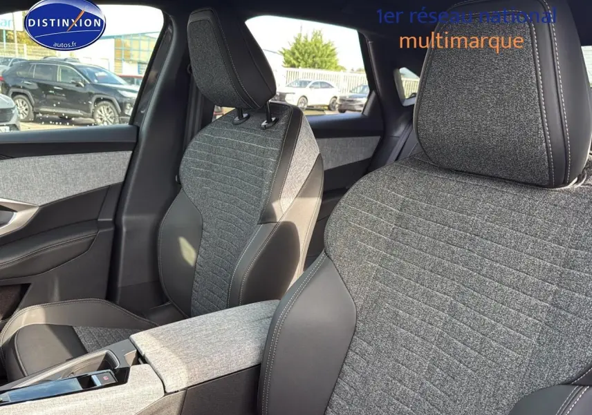Gros plan sur les sièges avant gris tissu et cuir du Peugeot 3008 1.2 hybrid 145 allure e-dcs6 2025.
