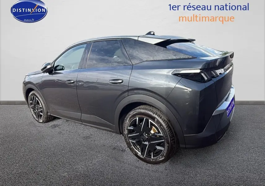 Peugeot 3008 gris titane en 3/4 arrière droit, jantes alu noires et feux arrière LED distinctifs.