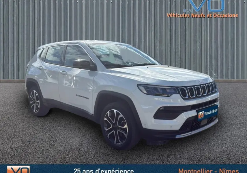 Vue 3/4 avant gauche du Jeep Compass blanc 2024 avec jantes alliage 18 pouces et calandre distinctive noire