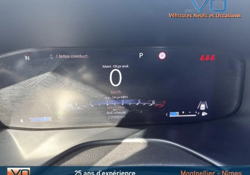 Tableau de bord numérique du Jeep Compass blanc 2024 affichant vitesse zéro et indicateurs de conduite.