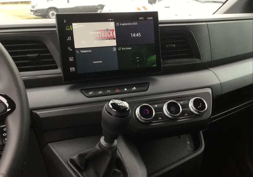 Vue intérieure du tableau de bord du Renault Master 2025 avec écran tactile openR Link 10'' et levier de vitesses manuel noir.