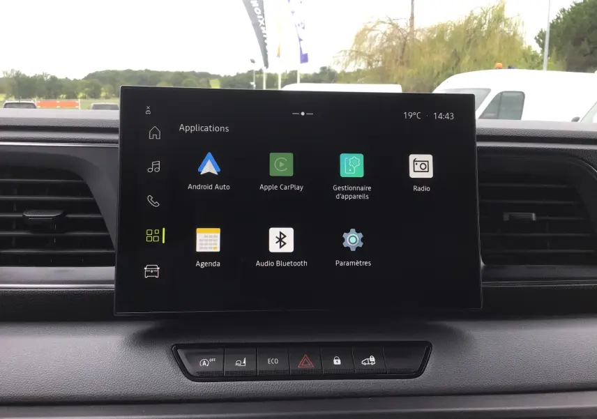 Écran tactile multimédia openR link 10'' affichant les applications dans l'habitacle du Renault Master blanc, vue intérieure frontale.