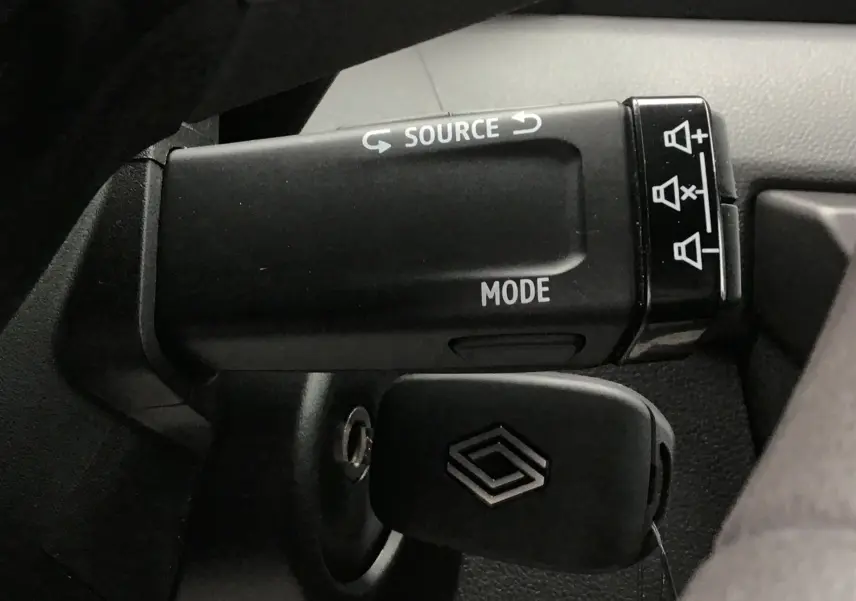 Gros plan sur la commande multifonction et la clé de contact noire avec logo Renault dans le tableau de bord du Master blanc.