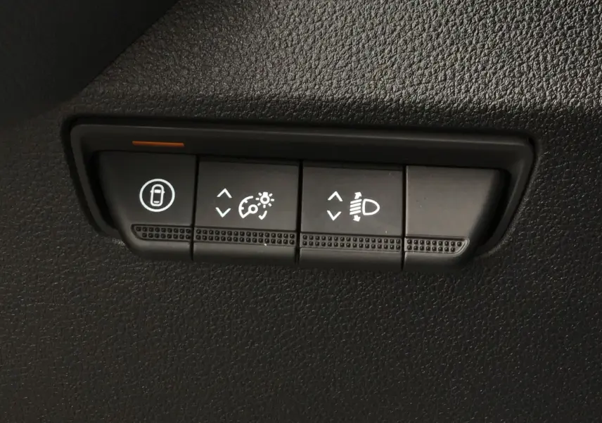 Boutons de réglage d'éclairage intérieur et hauteur des phares sur Renault Master blanc L2H2 2025, vue rapprochée.