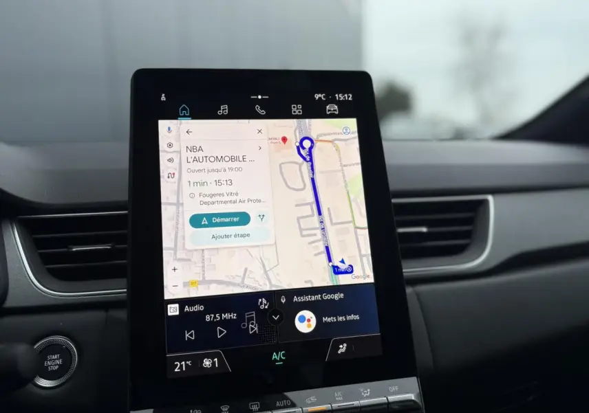 Vue intérieure du tableau de bord numérique 10,4 pouces du Renault Captur rouge Flamme avec système OpenR Link et GPS tactile.