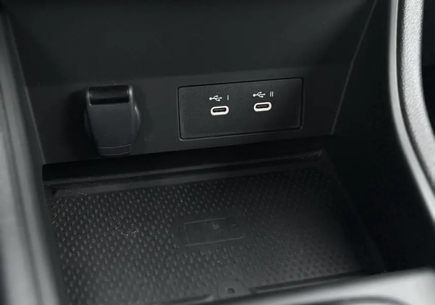 Gros plan sur la console centrale du Renault Captur 2025, montrant deux ports USB-C et un espace de charge smartphone.
