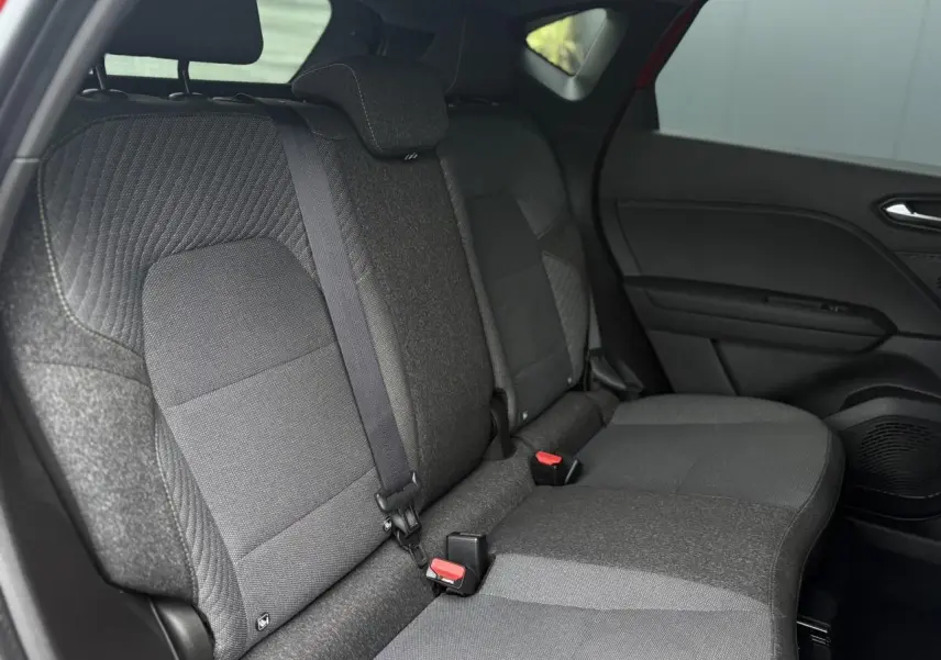 Vue intérieure des sièges arrière gris foncé du Renault Captur 2025, avec ceinture de sécurité et fixation ISOFIX visibles.