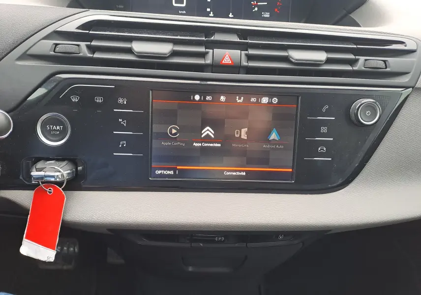 Vue rapprochée du tableau de bord noir du Citroën C4 Spacetourer 2018 avec écran tactile et bouton Start/Stop.
