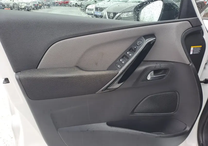 Vue intérieure côté gauche de la porte avant blanche du Citroën C4 Spacetourer 2018 avec commandes de vitres et poignée grise.