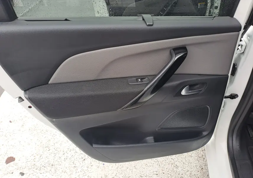 Vue intérieure de la porte arrière droite blanche du Citroën C4 Spacetourer 2018 avec garniture grise et noire.