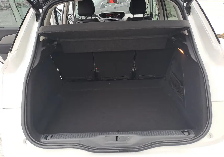 Coffre ouvert vu de l'arrière d'une Citroën C4 Spacetourer blanche de 2018, intérieur noir et banquette arrière visible.