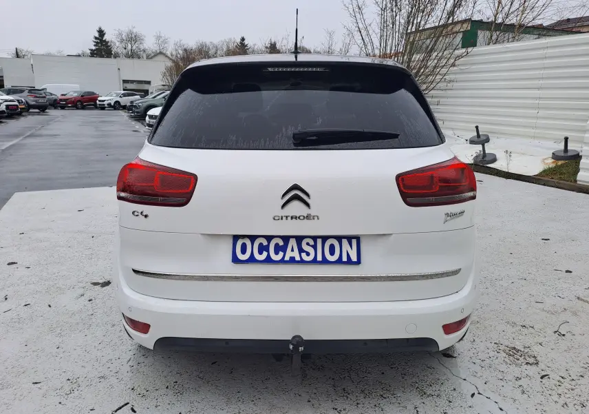 Vue arrière d'un Citroën C4 Spacetourer blanc de 2018 avec feux rouges et attelage visible sur parking.