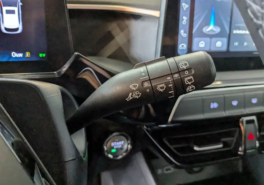 Gros plan sur la commande des essuie-glaces du MG3 cosmic silver 2025, avec bouton start/stop et écran tactile visible.