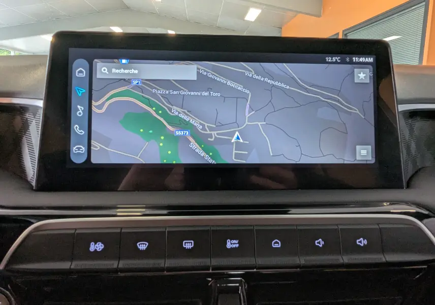 Écran tactile central de 10,25 pouces affichant la navigation GPS dans l’habitacle du MG MOTOR MG3 cosmic silver.