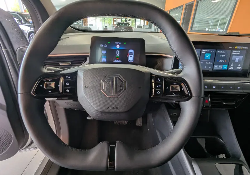Vue intérieure centrée sur le volant noir du MG3 2025 avec tableau de bord numérique et écran tactile central.