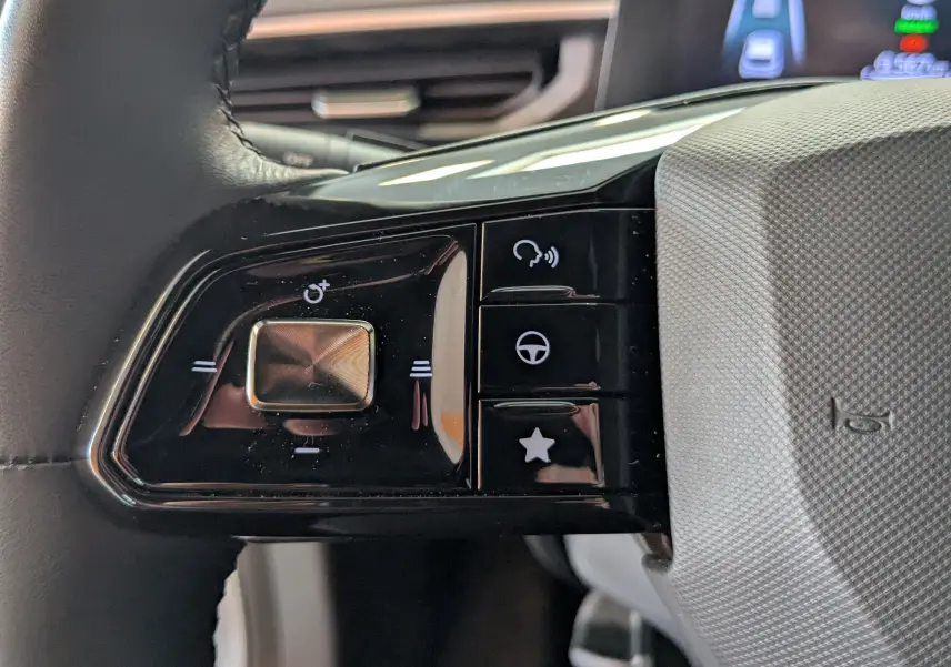 Gros plan sur les commandes au volant noir du MG3 1.5 L Hybrid+ 195 ch Luxury, intérieur cosmic silver.