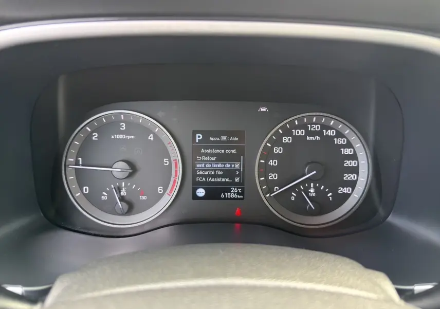 Vue rapprochée du tableau de bord du Hyundai Tucson 2020, affichant compte-tours, vitesse et écran central digital.