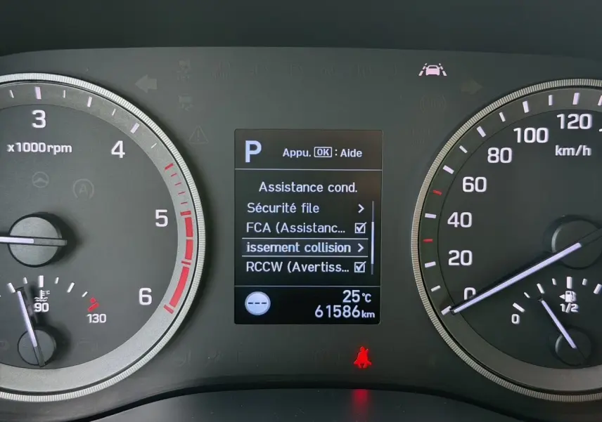 Tableau de bord du Hyundai Tucson 2020 avec affichage digital central, compte-tours à gauche et compteur de vitesse à droite.