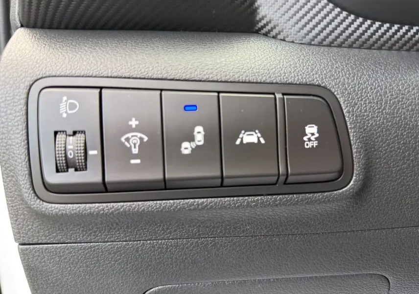 Gros plan sur les boutons de contrôle du tableau de bord intérieur du Hyundai Tucson blanc polar 2020.