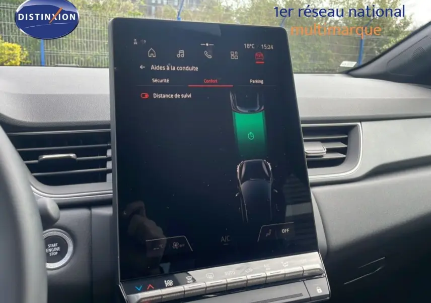 Vue intérieure centrée sur l'écran tactile vertical du tableau de bord du Renault Captur gris cassiopée métal avec toit noir.