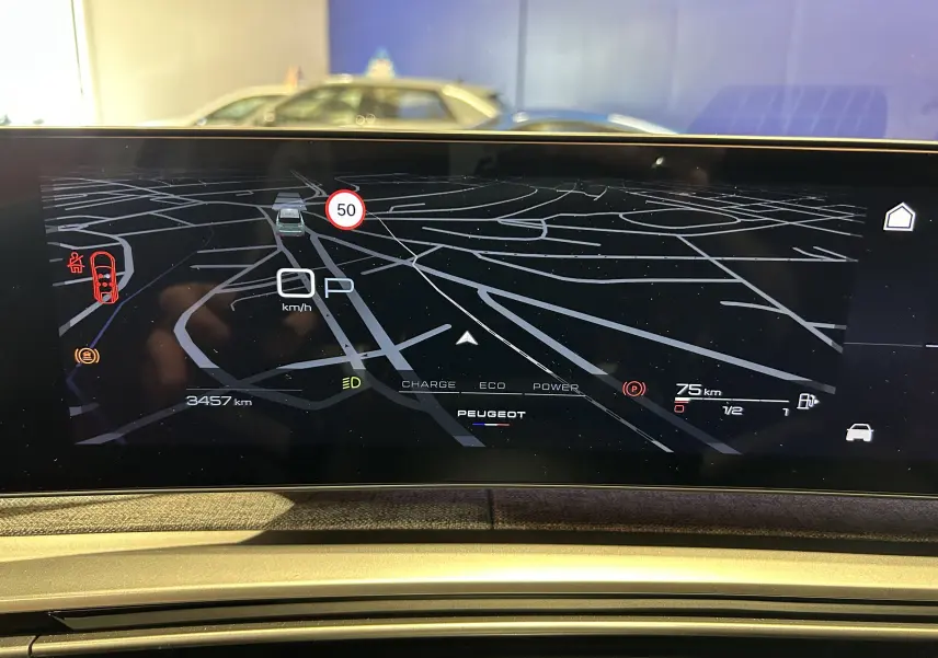 Affichage numérique du tableau de bord du Peugeot 3008 III Hybrid 145, montrant la navigation et les informations de conduite.