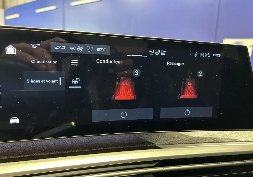 Écran tactile intérieur du Peugeot 3008 III Hybrid 145 montrant le réglage chauffant des sièges et du volant.